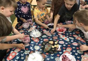 Dzieci wybierają produkty do wykonania deseru